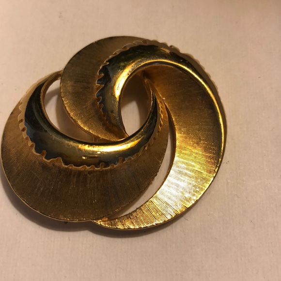 Gold Swirl Design Brooch - Picture 2 of 5